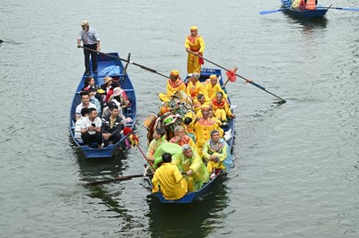 View - 	Mùa du xuân, lễ hội không “chặt chém”